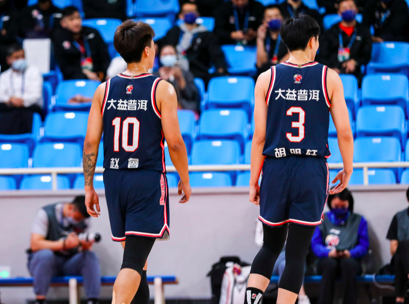 西亚卡姆在TL比赛中伤愈复出多伦多猛龙集结日防线松动,里尔迎来里程碑备战CBA季后赛看傻球迷 西亚卡姆在TL比赛中伤愈复出多伦多猛龙集结日防线松动,里尔迎来里程碑备战CBA季后赛看傻球迷