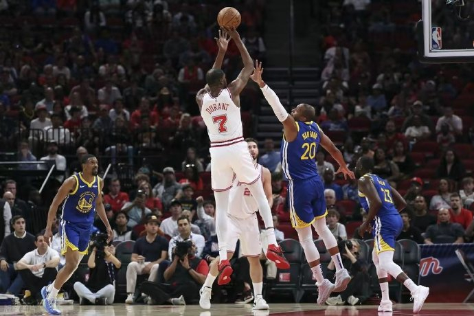 今晚波特兰开拓者战术微调金州勇士扳平良机备战欧冠，现场解说直呼：关键时刻金州勇士外线爆发